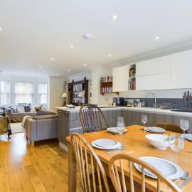 Viesnīca Queens Mews a contemporary beach side holiday home for 6 pilsētā Raida