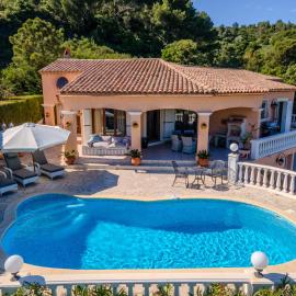 Luxus Villa Cristina - mit Pool und Meerblick by Riviera HomeLife, hotel in Roquebrune-sur-Argens