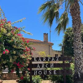 Karpaz Arch House Hotel, hotel a Rizokarpaso