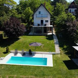 Family House with private pool, hotel in Krčedin