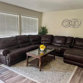 Peaceful 2bed,1bath condo with free parking all yours to enjoy, hotel in Fresno