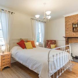 Islay House - Brick Room, hotel in Woodend