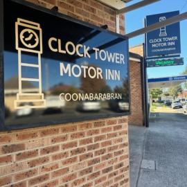 Clock Tower Motor Inn: Coonabarabran şehrinde bir otel
