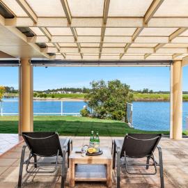 Sunsets AT 101 - Pet Friendly Waterfront with Private Pontoon - Holiday Yamba、ヤンバのホテル