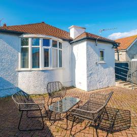 "Eastville Court Rhyl" by Greenstay Serviced Accommodation - A Cosy 2 Bedroom Bungalow with Parking, Dog Friendly, Close To Beaches, Shops & Restaurants - Ideal for Families, Friends, Couples & Business Travellers, hotel in Rhyl