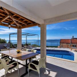 Villa Magico with pool and fantastic seaview, hotel en Bast