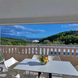 Villa Lokanjac with pool and panoramic sea view, hotel a Selca