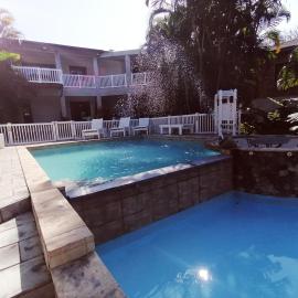 Peace Cottages Uvongo., hotelli kohteessa Uvongo Beach