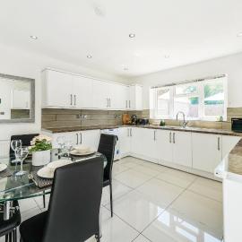 COZY 6-Bed Home in Reading, Close to University, Attractions, Train Station with Garden, Parking & WiFi, מלון ברידינג
