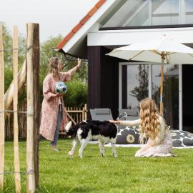 Vakantiehuis aan het water met omheinde tuin, hotel u gradu Dokkum