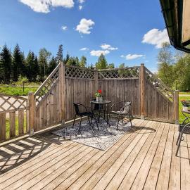 2 Bedroom Beautiful Apartment In Floda, hotel a Floda