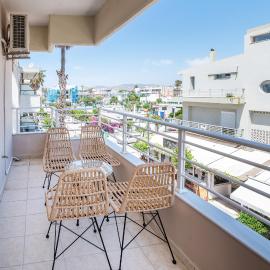 Comfort Stay - 3 min Walk to Beach & Town - III, hotel in Kos-stad