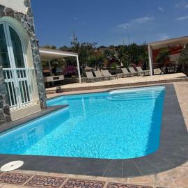 Casa Macken con piscina climatizada y jacuzzi