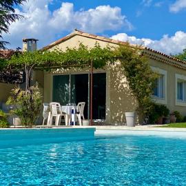 La petite maison avec piscine face au Luberon, hotel a Robion en Luberon