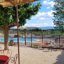 Gîte La Genestière au milieu des vignes, piscine partagée