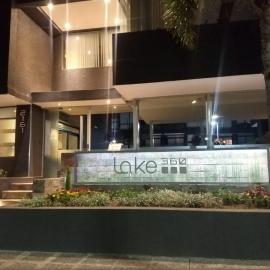 Zona residencial frente al lago!, viešbutis mieste Vilja Karlos Pasas
