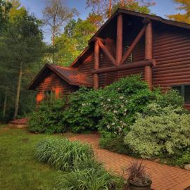 LogLand Lakehouse in Arbor Vitae WI, hotel in Boulder Junction