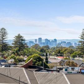 Glenelg Oasis, Pool, Gym, Spa & Sauna, Free Parking, City Views, hotel in Glenelg