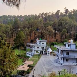 Trails of Bheta: Kausani şehrinde bir otel