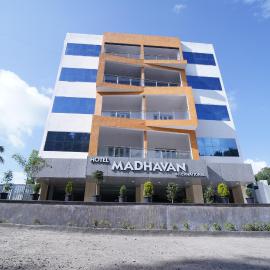 Hotel MADHAVAN INN, מלון בWai