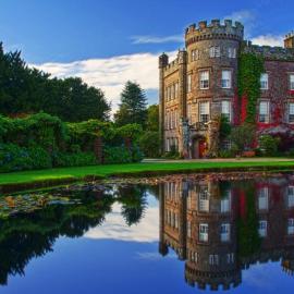 Cloncaird Castle Estate Cottages، فندق في Maybole
