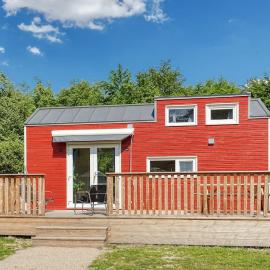 Red Tiny House with outdoor Wellness, hotel i Zeewolde