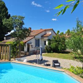 Maison avec piscine dans village provençal.