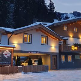 Alpen Ferienwohnungen Viehhofen near Saalbach & Zell am See - incl Sommercard, hotel in Viehhofen