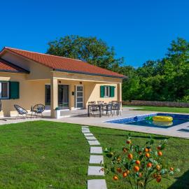 Villa Una, a charming villa surrounded by nature、Vinežのホテル