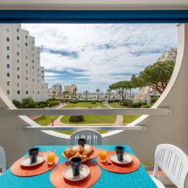 Spacieux studio cabine-Parking gratuit-Clim-Proche centre & Mer-Vue Port LGM, hotel a La Grande-Motte