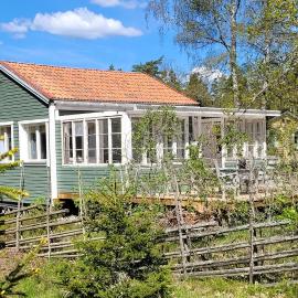 Mysig stuga i Svärtinge, готель у місті Svärtinge
