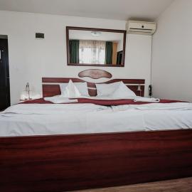 Conacul de pe Lac, hotel a Şagu
