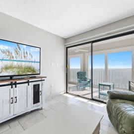 Edgewater 82- floor to ceiling glass doors, hotel in Gulf Shores