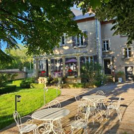 Chambres d'Hôtes de luxe Côté Parc-Côté Jardin avec parking privé gratuit، فندق في نيفير