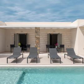 Amouage Studios, hotel u gradu 'Kampos Paros'