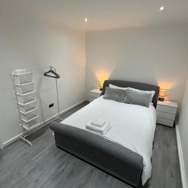 Luxury 2 Bed Apartment, Sleeps 6 with Sofa bed, Close to Sale Town & Tram Station, hotel in Sale