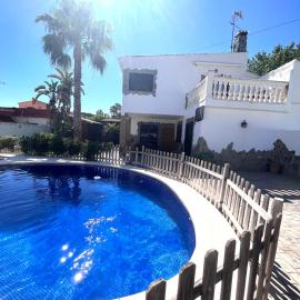 Villa en Valencia, piscina privada y metro 500m、ラ・エリアナのホテル