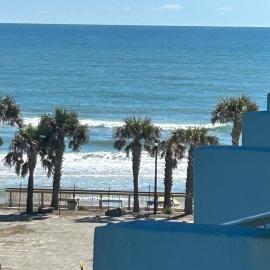 Luxury Beach Condos with Pool and Tiki Bar!, hotel a Daytona Beach