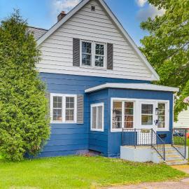 17 Mi to Porkies: Getaway Steps to Beach & Main St, hotel sa Ontonagon