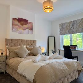 Spacious Detached Home Close to City with Ample Parking on the Drive, מלון בדרבי