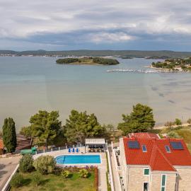 Awesome Apartment In Mrljane, hotel u gradu Mrljane