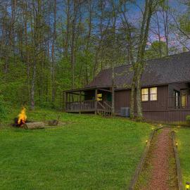 Blue Rose Cabins - Rosewood Cabin: Logan şehrinde bir otel
