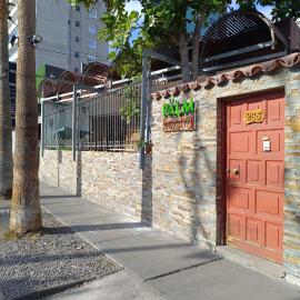 Palm Hostal, hotel u gradu Ikike