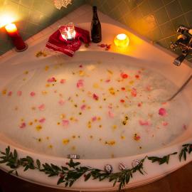 romantic house for 2 people with jacuzzi