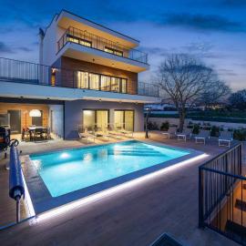 Villa Bay I near Medulin for 9 people with heated pool - playground & whirpool only 100 meters from the beach - pet friendly, hôtel à Banjole