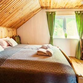 Różany Ogród - dom pod lasem, z widokiem na jezioro i kominkiem, rowery, łódka, rowerek wodny, hotel en Przezmark