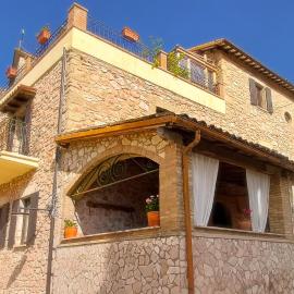Domus Petrae, hotell i Scheggino
