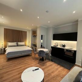 City-Studio im Innenhof mit Boxspring-Bett und Community-Raum