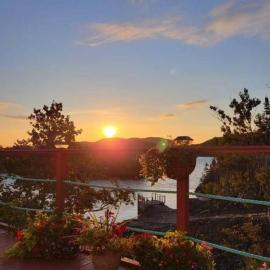 Hatchet Harbour Vacation Home، فندق في Herring Neck