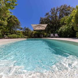06BV Quiet cottage with pool โรงแรมในกราส